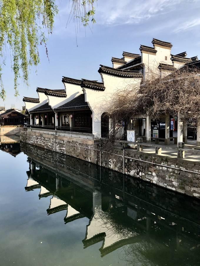 毛晓彤惊艳亮相，绝美身姿引人瞩目，纤细大长腿吸睛无数，无与伦比的性感魅力
