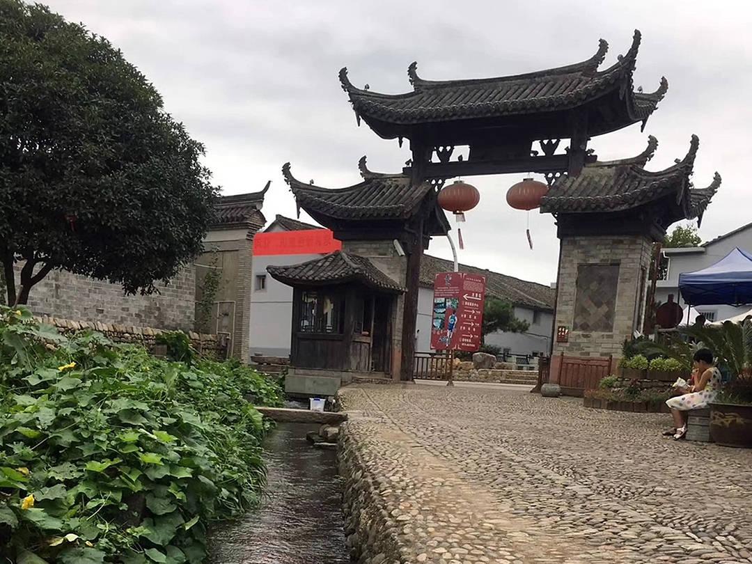 老公每天接送我上下班，同事说我不懂事。她是不是酸我？我老公就愿意接送我怎么了？她说什么说啊游戏画面